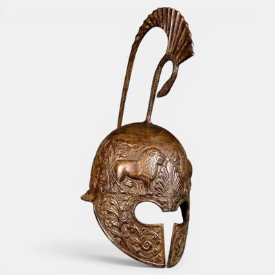 un casque en bronze surmonté d'un oiseau