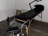 une photo d'une table d'examen médical dans une pièce