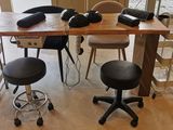 une photo d'un bureau avec des chaises et un ordinateur dessus
