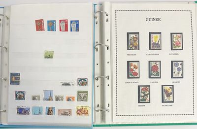 un classeur contenant un grand nombre de timbres différents