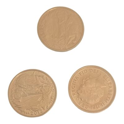 trois pièces de monnaie britanniques différentes sur fond blanc