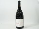 une bouteille de vin posée sur une table