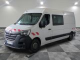 l'image d'une camionnette blanche garée dans un garage