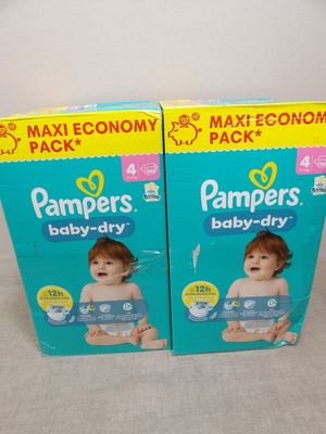 deux boîtes de couches Pampers Baby Dry posées sur une table