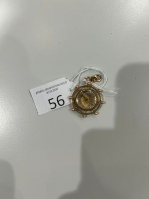 un gros plan sur une médaille d'or sur laquelle est apposée une étiquette de prix