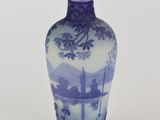 un vase bleu et blanc posé sur une surface blanche