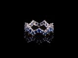 une bague sertie d'un diamant et d'un saphir sur fond noir