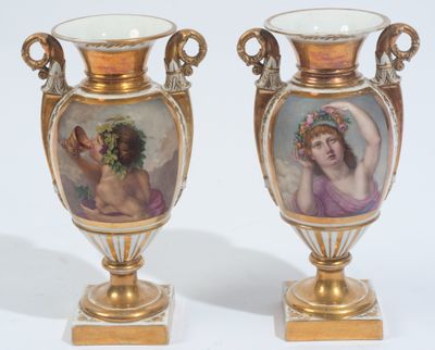 paire de vases anciens ornés de peintures sur fond blanc