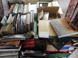 une pile de livres posée sur une table en bois