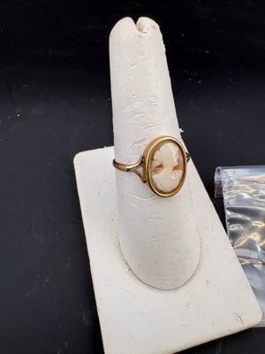 une image représentant une bague en or sur laquelle figure un visage