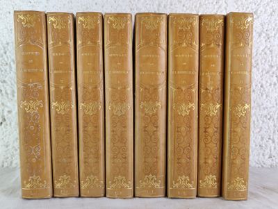 six vieux livres sont alignés sur une table