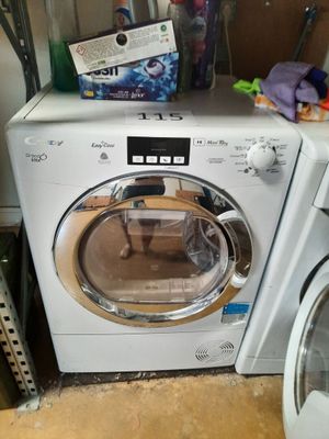 un lave-linge et un sèche-linge dans une petite pièce