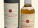 La bouteille de Glen Hill se trouve à côté d'une caisse de whisky