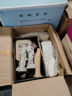 une boîte contenant quelques objets, posée par terre