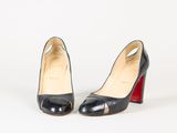 une paire d'escarpins noirs et rouges avec un talon rouge
