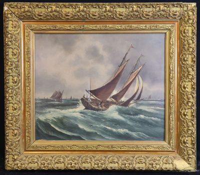 une peinture à l'huile représentant un voilier sur une mer agitée, avec d'autres bateaux en arrière-plan