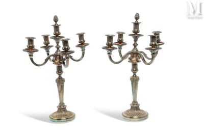 paire de candélabres plaqués argent avec des bougeoirs sur pied