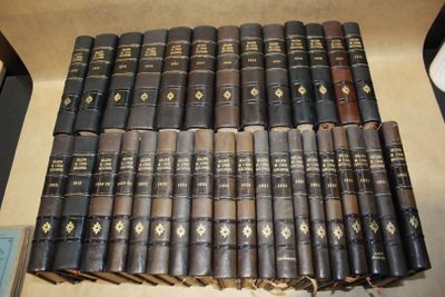 un grand nombre de livres empilés les uns sur les autres