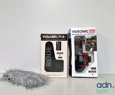 deux boîtes de Videomic Pro et un micro Rode posés sur une table