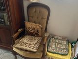 une chaise qui se trouve à côté d'une chaise sur laquelle est posé un coussin
