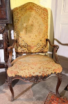 une chaise qui se trouve dans le coin d'une pièce