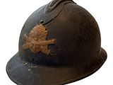 un casque orné d'une feuille sur fond blanc