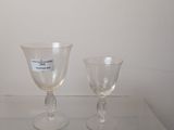 deux verres à vin vides posés sur une table en verre
