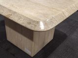 une photo d'une table basse en marbre sur un passe-partout noir