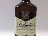 une bouteille de whisky écossais blended Ballantine's sur fond blanc