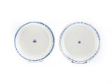 deux assiettes ornées de motifs bleus et blancs sur un fond blanc