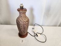 Lampe à poser en terre cuite ajourée de motifs de feuilles. (photo 2)