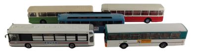 quatre petits bus qui sont rangés les uns à côté des autres