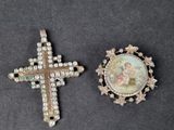 deux broches en forme de croix sur lesquelles figurent les portraits d'une femme et d'un enfant