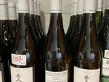 plusieurs bouteilles de vin sont alignées sur un comptoir