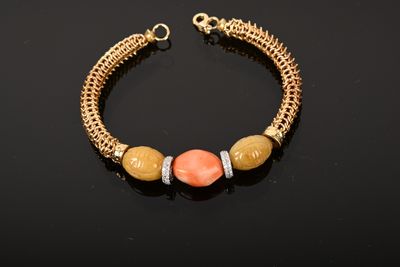 Bracelet en or jaune 750/1000ème serti de corail, jade et diamants