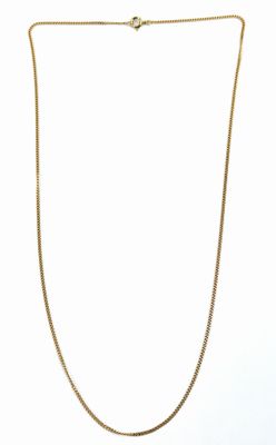 un collier en chaîne en or avec un fermoir en diamant sur fond blanc