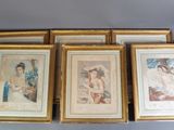 quatre photos de femmes dans des cadres dorés accrochés au mur