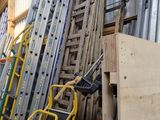 un homme debout dans un entrepôt, entouré de nombreux outils