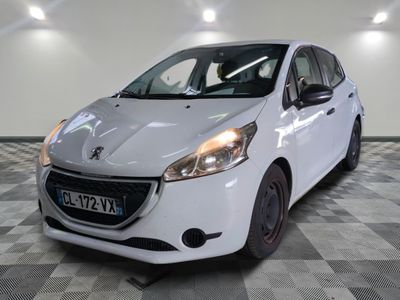 la petite voiture blanche est garée dans une grande pièce