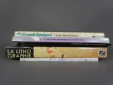 trois livres sont empilés sur une table
