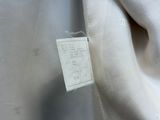 une photo d'une chemise blanche avec une étiquette de prix dessus
