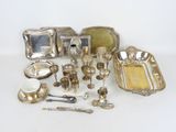 beaucoup d'objets en argent qui se trouvent sur la table