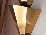 une applique murale fixée au mur