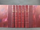 une pile de trois livres posés les uns sur les autres sur une table