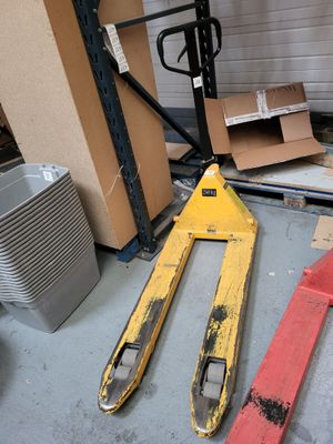 une fourchette et une paire de skis posés par terre