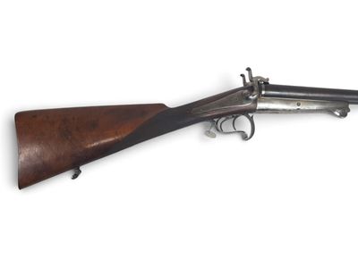 un vieux fusil avec une poignée en bois sur fond blanc