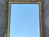 un miroir posé par terre, à même le sol