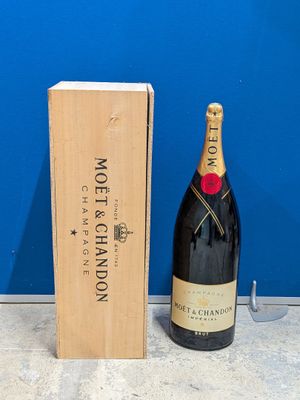 une bouteille de champagne à côté d'un coffret en bois