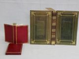 trois livres posés l'un à côté de l'autre sur une table