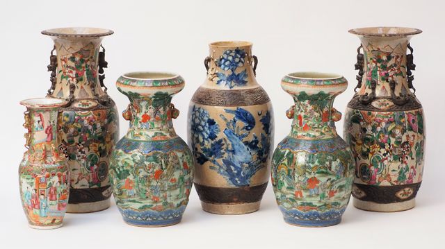 CHINE
Lot comprenant une paire de vases de forme balustre en faïe...